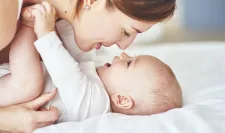 Mujer jugando con su bebe 