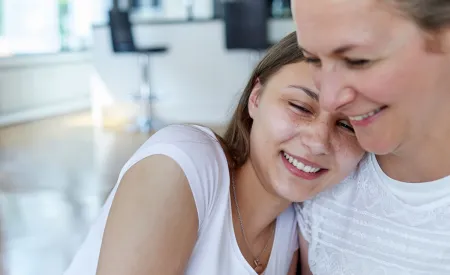 adolescente junto a su madre