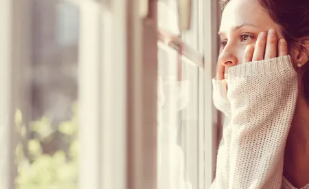 Tu piel - joven mirando por la ventana 