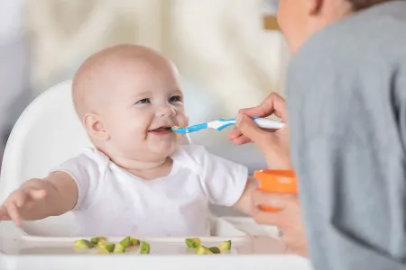 Bioderma - Bebe comiendo